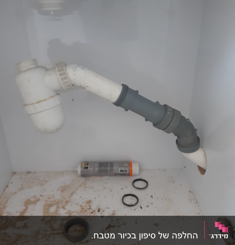 צינור ביוב מתחת לכיור עם טבעות אטימה
